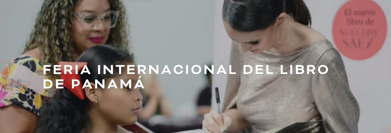 Feria Internacional del Libro de Panamá: Sheldry Sáez firmando su libro a una lectora