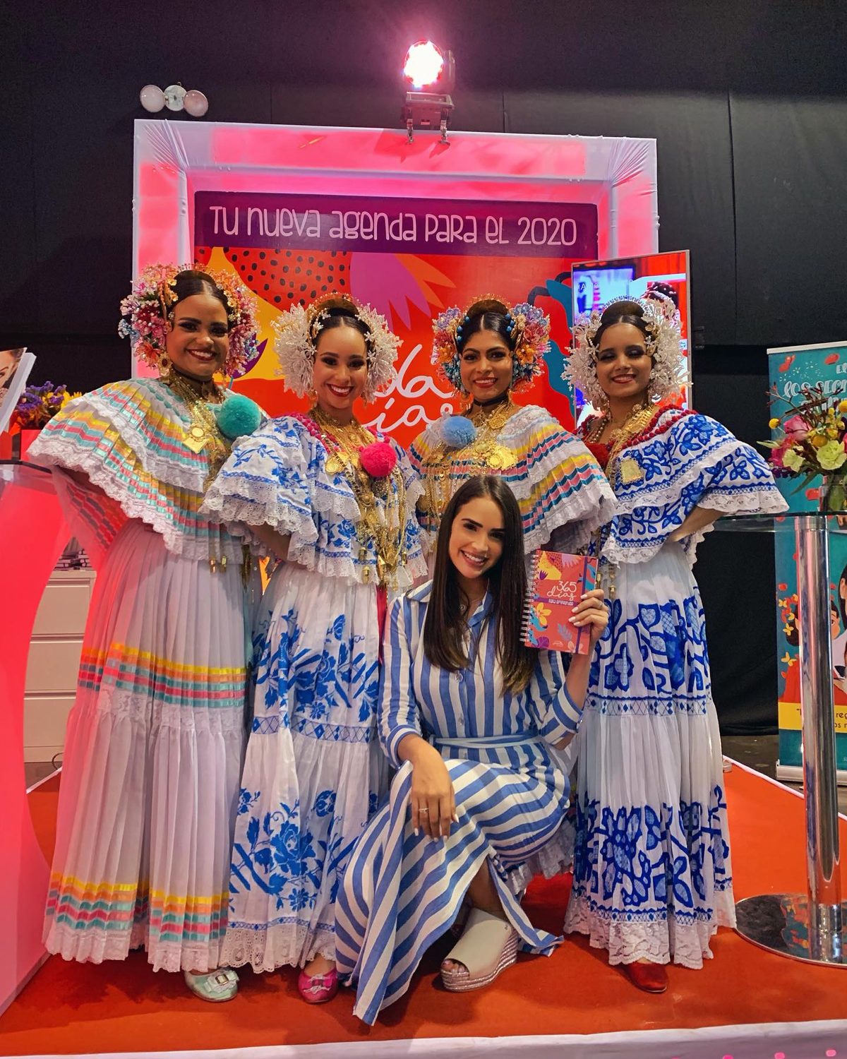 Sheldry Sáez con bailarinas de pollera en el stand