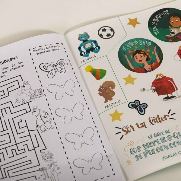Niños con El libro de los secretos que sí se pueden contar