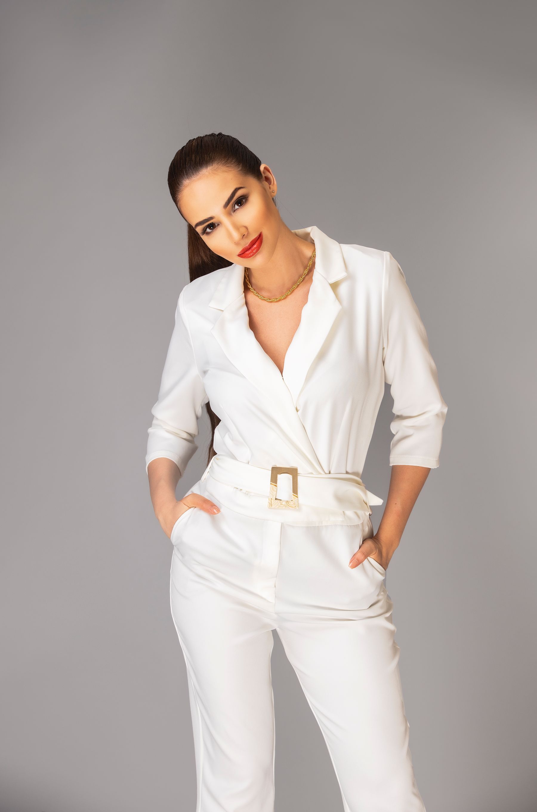 Sheldry Sáez con traje blanco