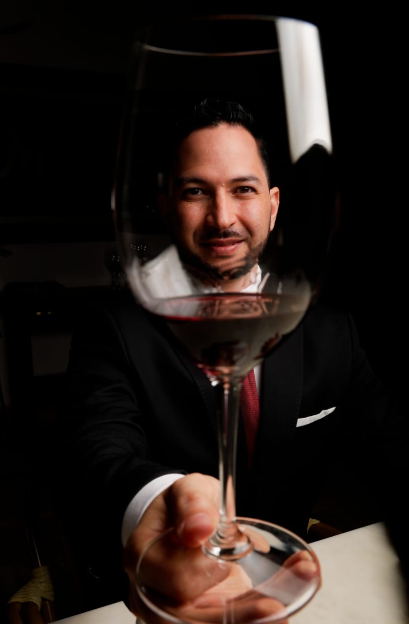 Héctor Ruiz, sommelier de Cata Inspírate, con una copa de vino