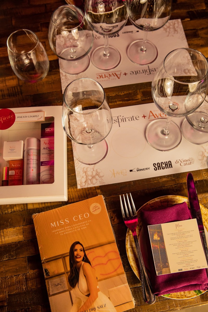 Mesa de la primera edición de Cata Inspírate con el libro Miss CEO