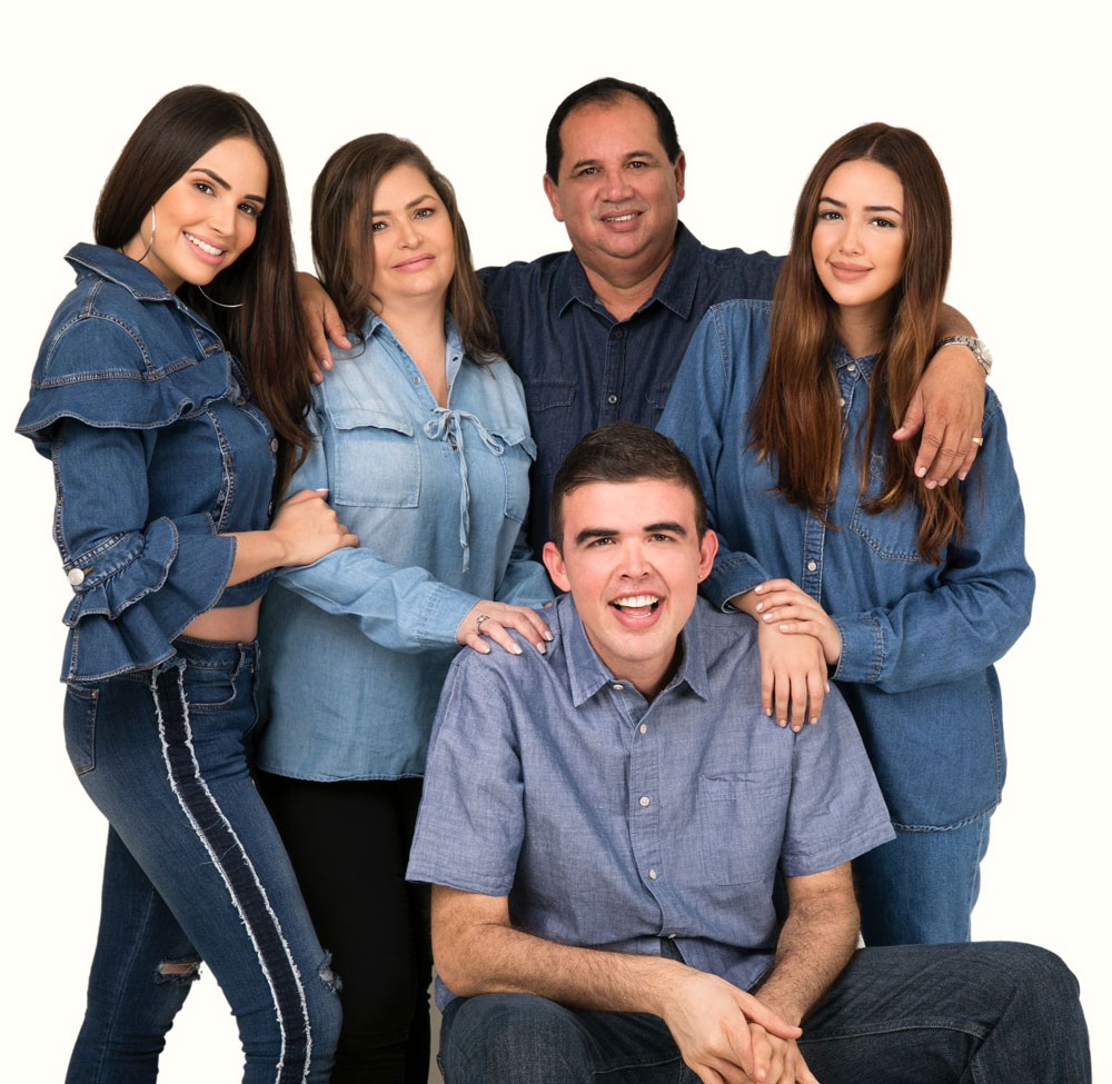 Sheldry Sáez junto a sus padres y sus hermanos Rigo y Dayana