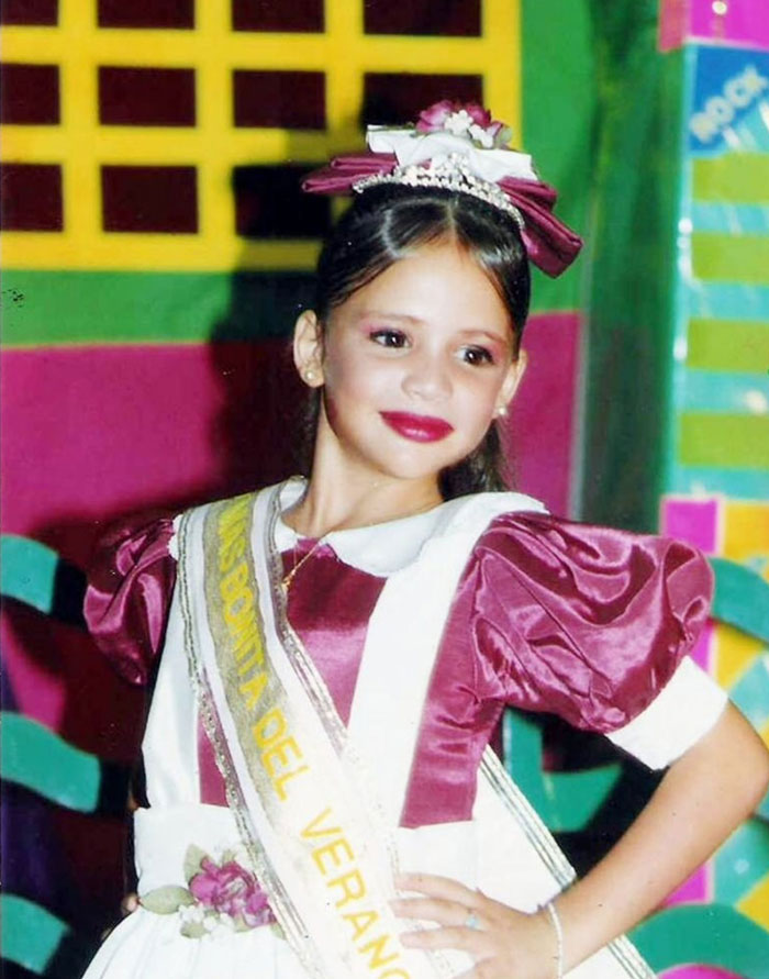Sheldry Sáez a los 8 años con su banda de reina