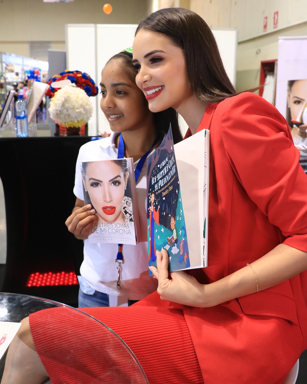 Sheldry Sáez firmando libros en la feria
