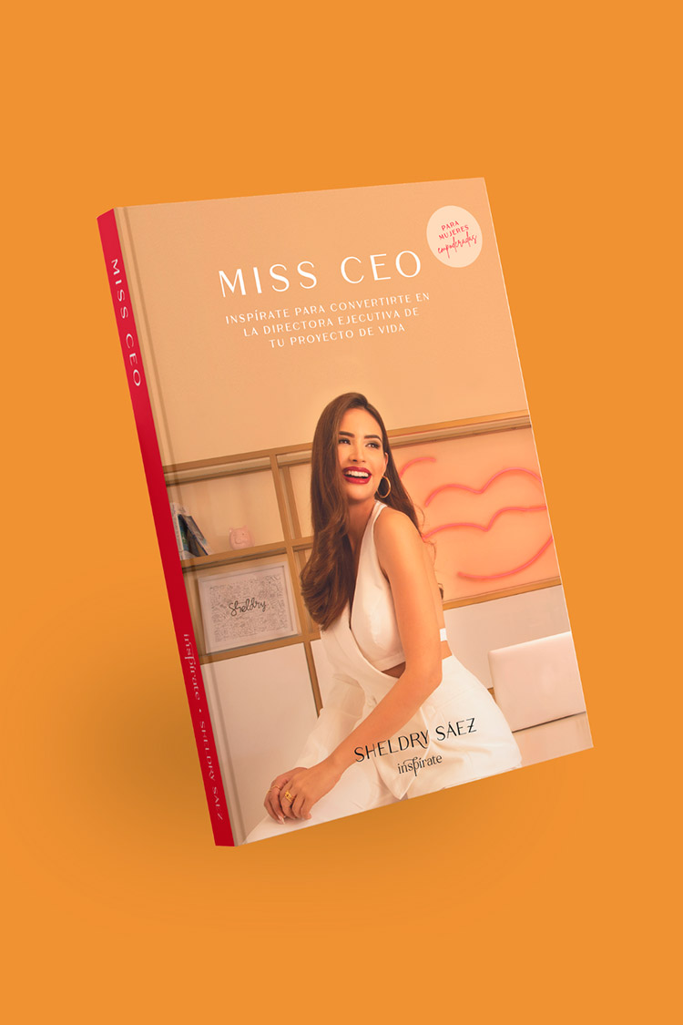 Libro Miss CEO junto a una laptop y lentes rojos