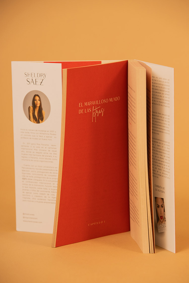 Sheldry Sáez con su libro Miss CEO