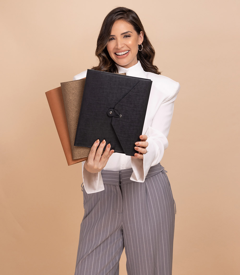 Sheldry Sáez con su porta agenda