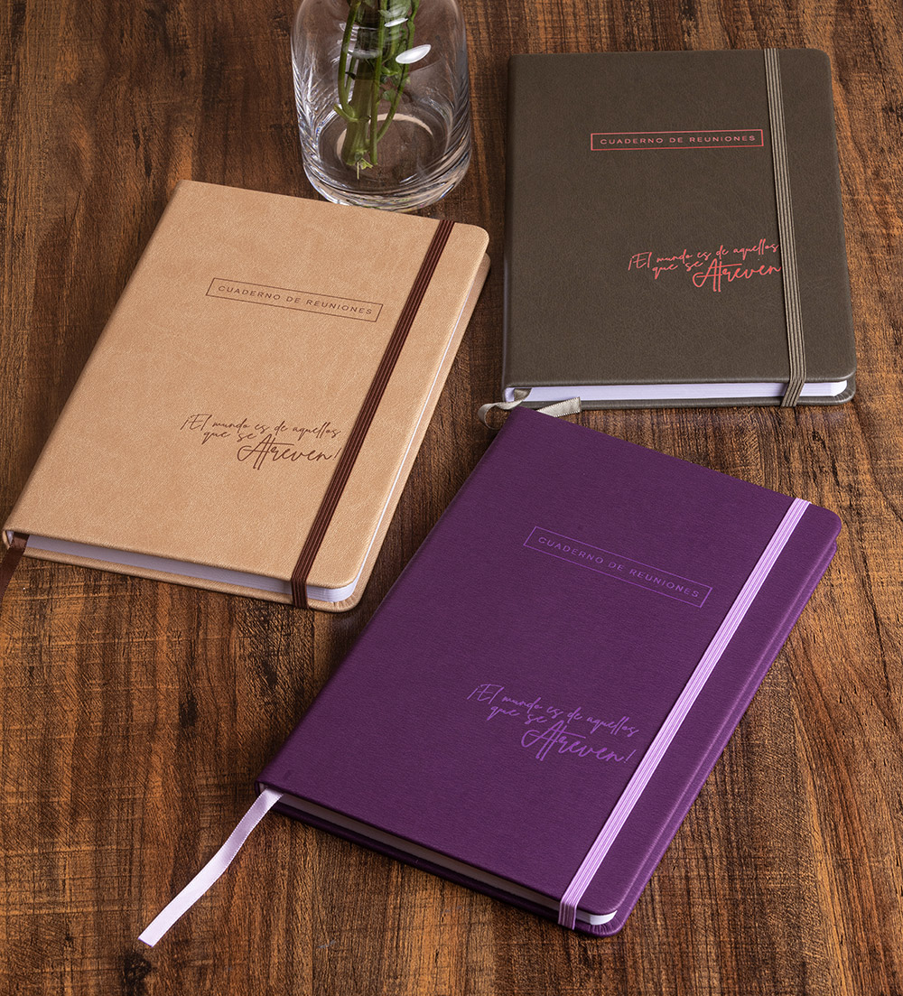 Los tres colores del cuaderno de reuniones sobre la mesa