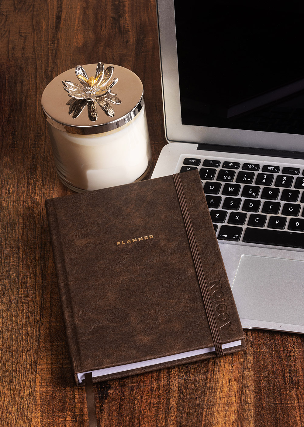 Planner unisex sobre el escritorio junto a una laptop
