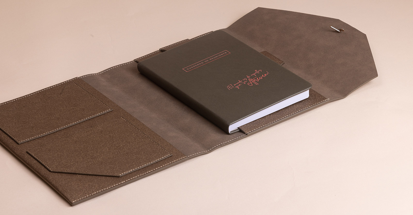 Porta agenda abierto con la agenda dentro