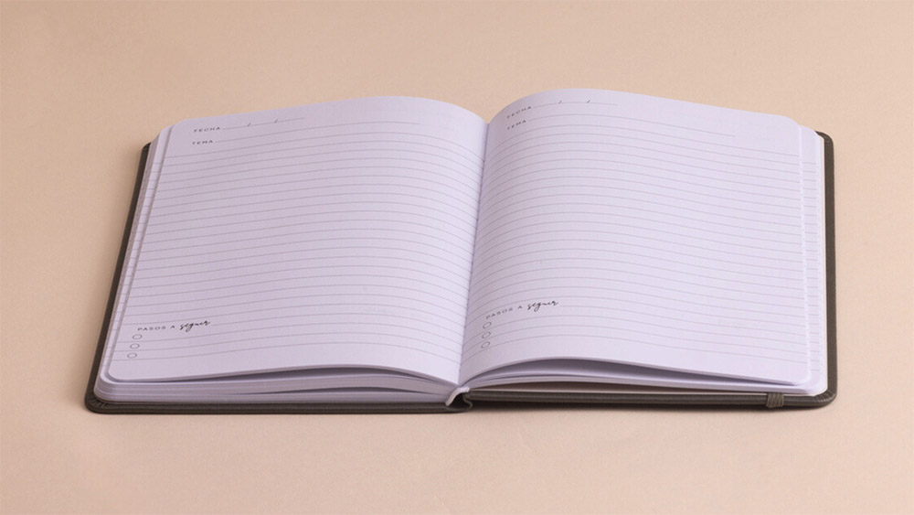 Interior del cuaderno de reuniones