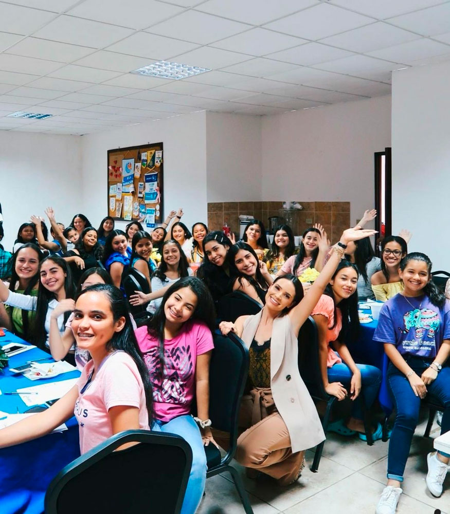 Sheldry Sáez como speaker frente a un grupo de mujeres