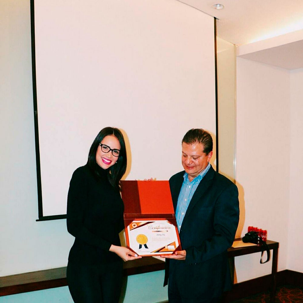 Sheldry Sáez recibiendo un premio