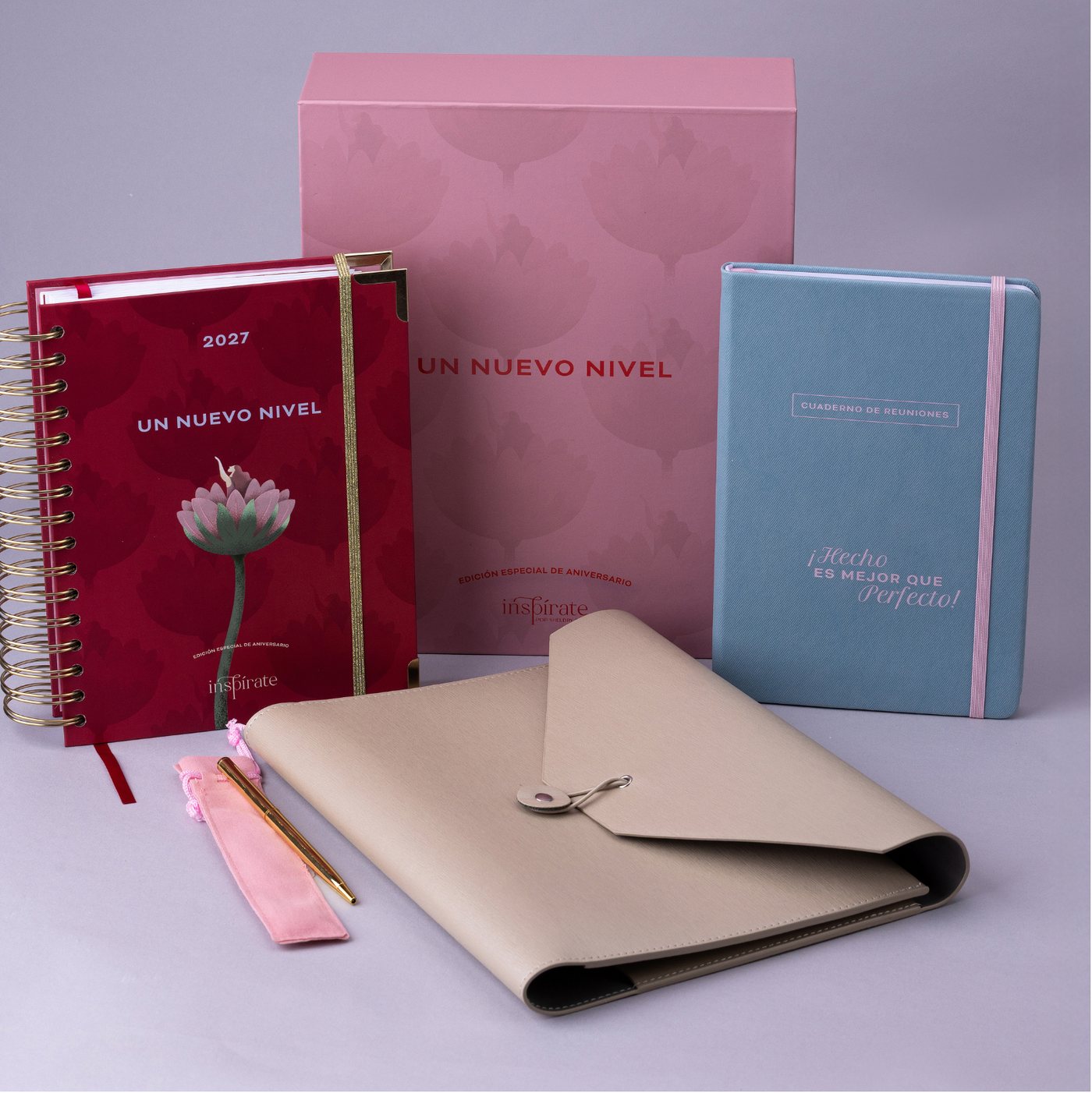 Colección de Papelería Inspírate 2027: Agenda Un nuevo nivel, caja de aniversario, cuaderno de reuniones y porta agenda