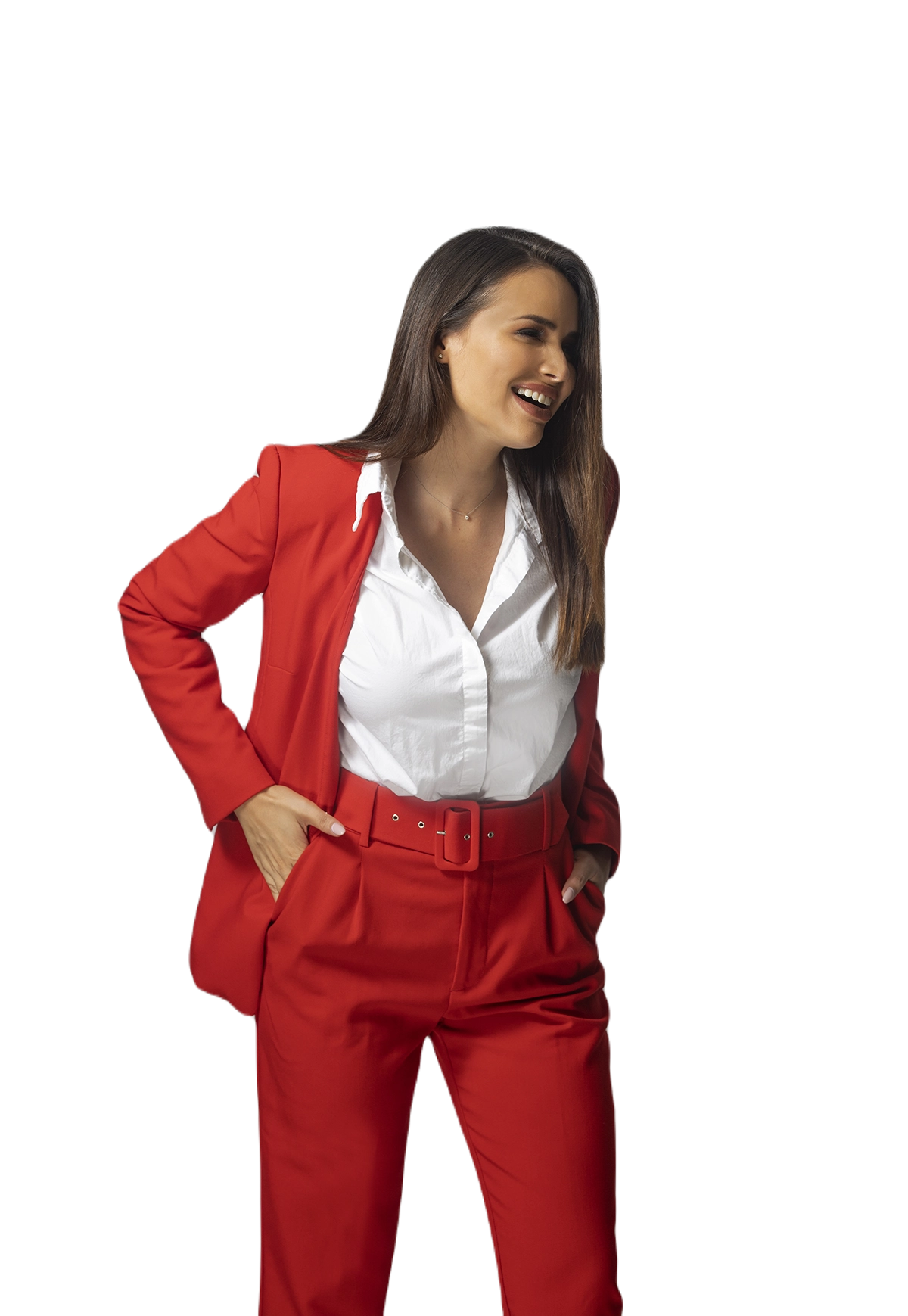 Sheldry Sáez sonriendo con traje rojo