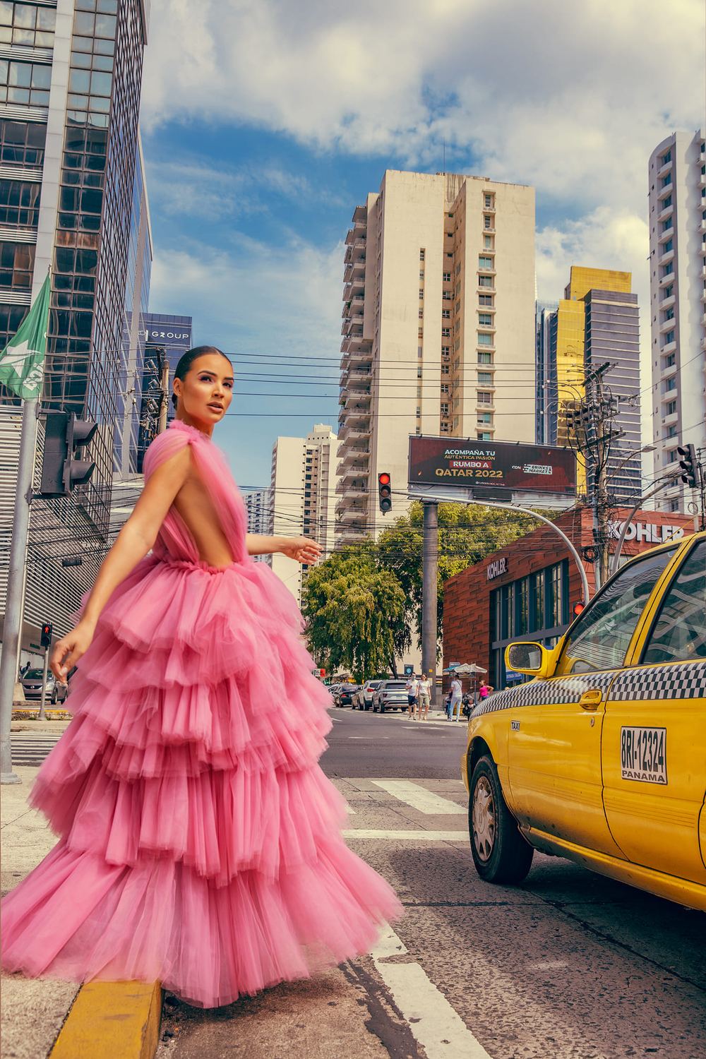 Sheldry Sáez con vestido rosa de tul en una calle de la ciudad